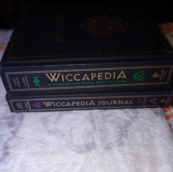 Wiccapedia hardcover book and journal set Shawn Robbins & Leanna Greenaway - Picture 4 of 7
